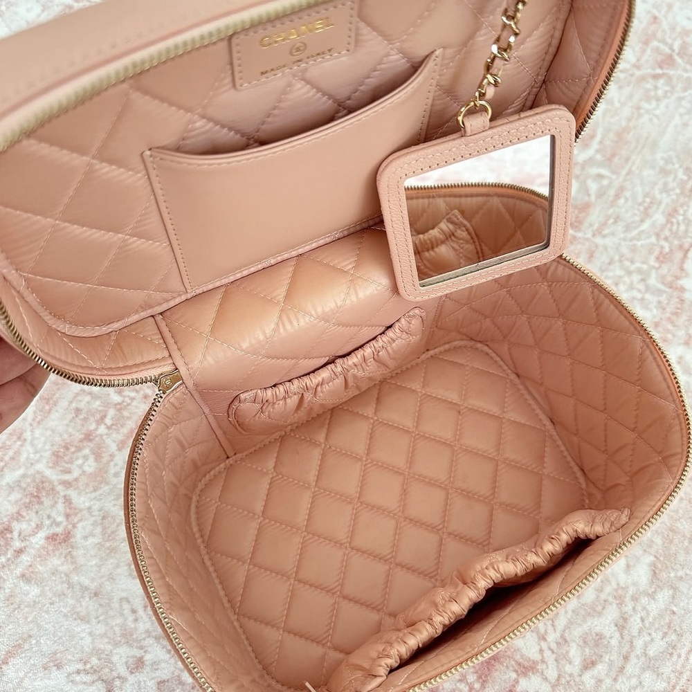 CHANEL Pink Quilted Vanity Case with Silver CC Logo - Picture 2 of 3
